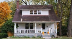 house with Halloween décor on the front porch