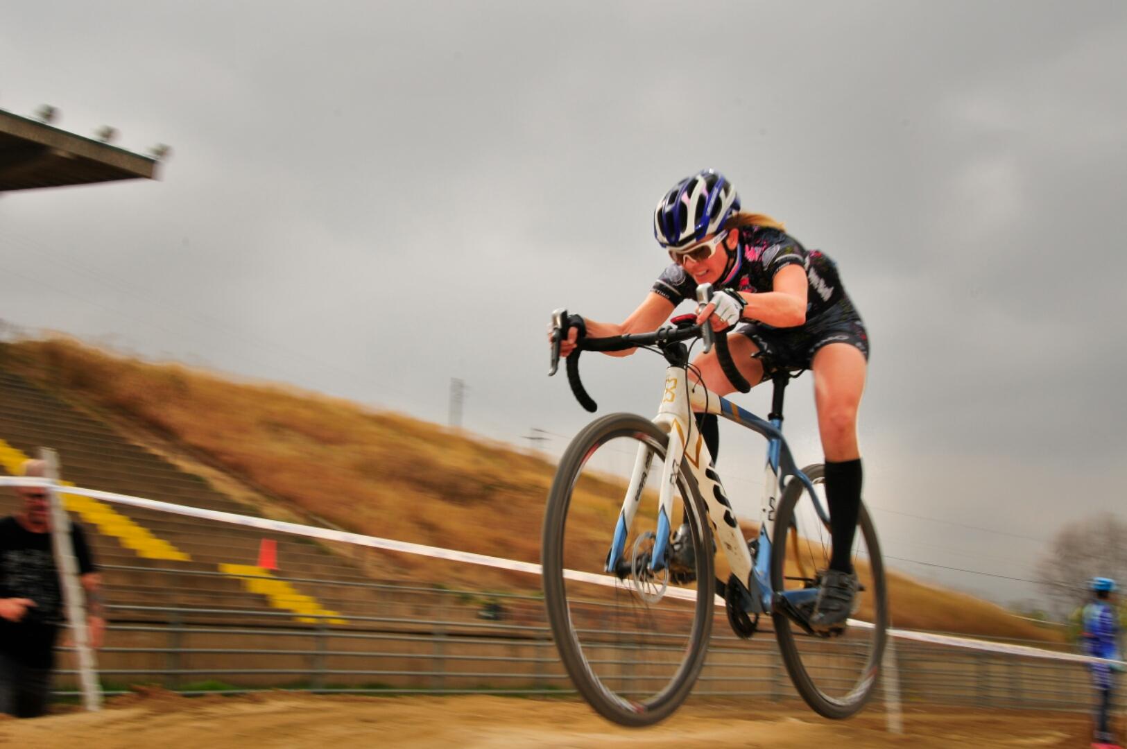 Jen tearing up the cross course